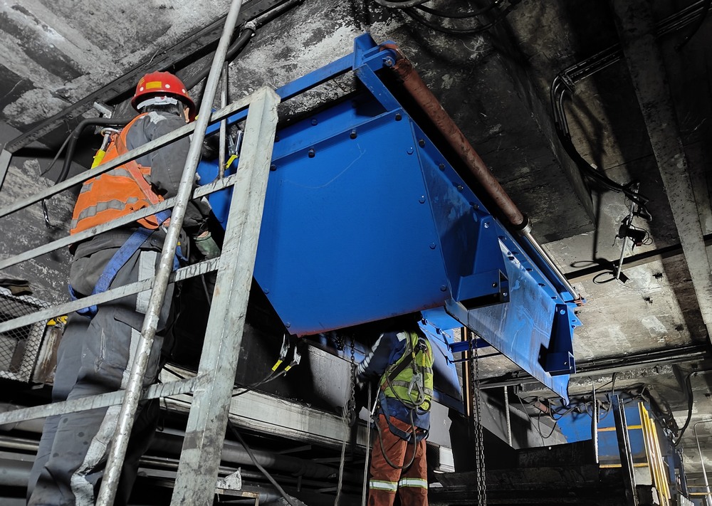 陜煤建設(shè)洗選煤運(yùn)營分公司第二項(xiàng)目部：落煤塔暗道給煤機(jī)更換工程順利竣工，助力煤礦高效生產(chǎn)