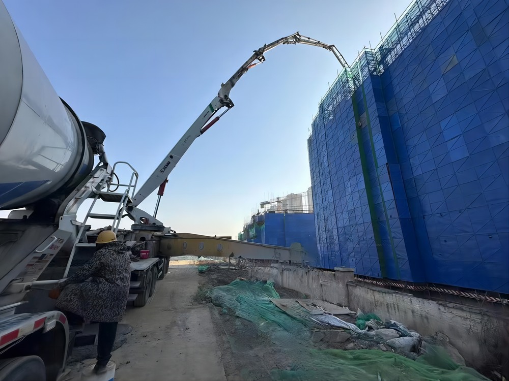 陜煤建設(shè)天工公司承建的大秦·山水逸境項(xiàng)目1#、2#樓工程主體結(jié)構(gòu)順利封頂