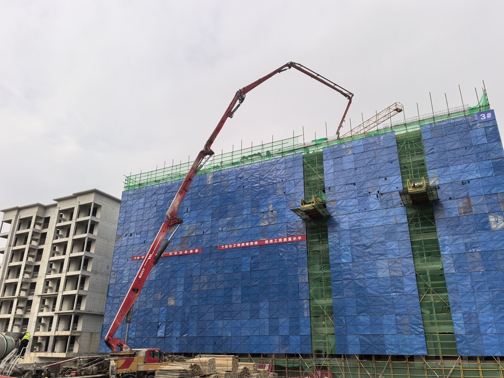 實(shí)力彰顯！陜煤建設(shè)天工公司承建的大秦·山水逸境項(xiàng)目全部工程主體結(jié)構(gòu)順利封頂