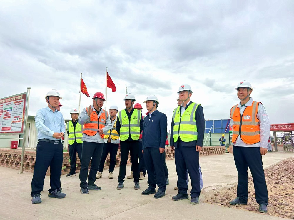 陜煤集團(tuán)工程總監(jiān)、基本建設(shè)管理部總經(jīng)理李仰東深入榆林化學(xué)二期項(xiàng)目檢查指導(dǎo)